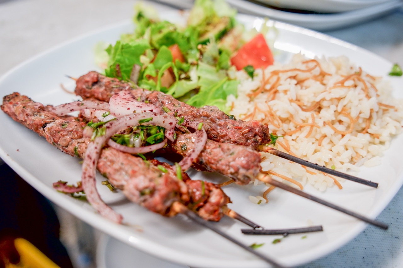 Brochettes de kafta grillées aux oignons et sumac, servies avec riz aux vermicelles et salade