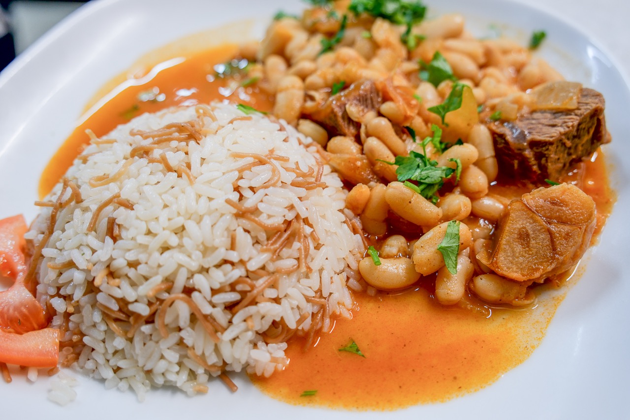 Riz aux vermicelles et ragoût de haricots blancs à la viande en sauce tomate