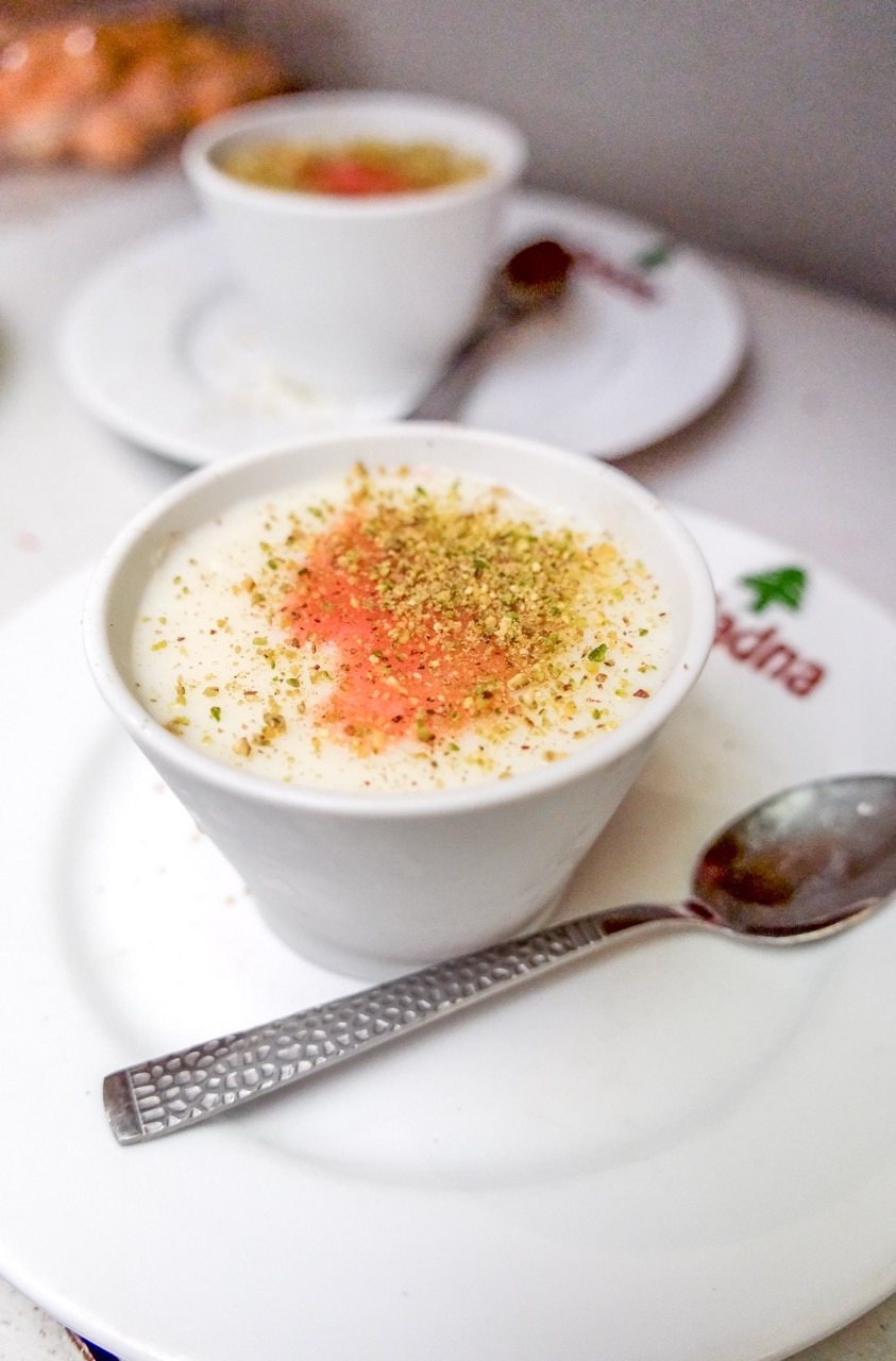 Mouhalabieh maison aux pistaches et sirop de rose, servi sur assiette Baladna
