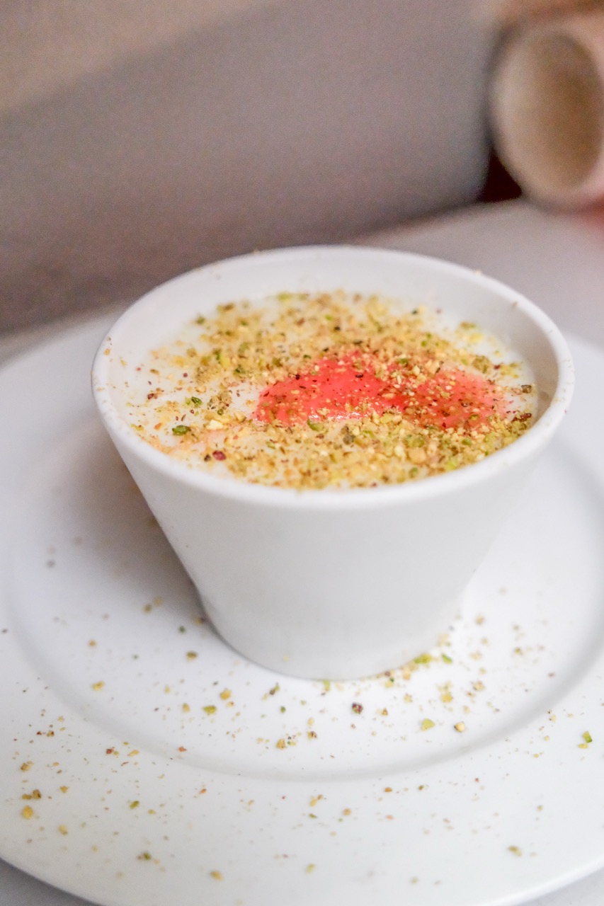 Mouhalabieh, crème au lait et fleur d’oranger garnie de pistaches concassées et de sirop