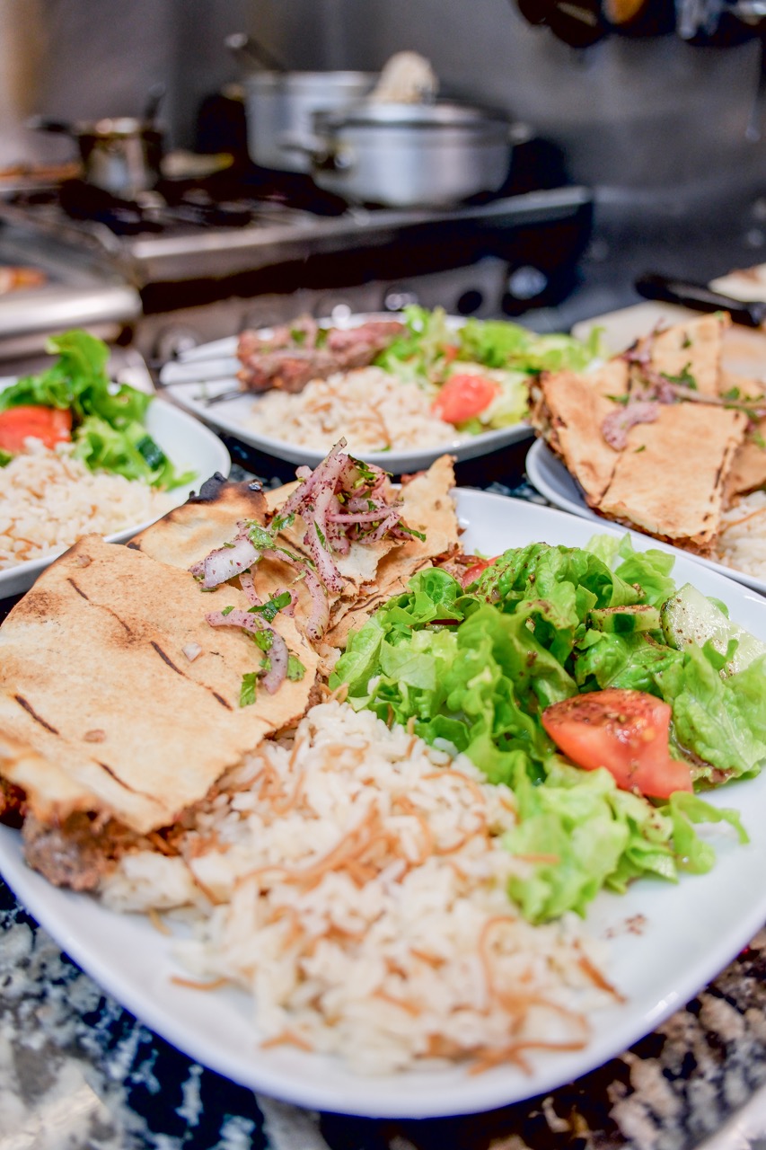 Assortiment de plats Baladna : kebbé, brochettes, riz et salades