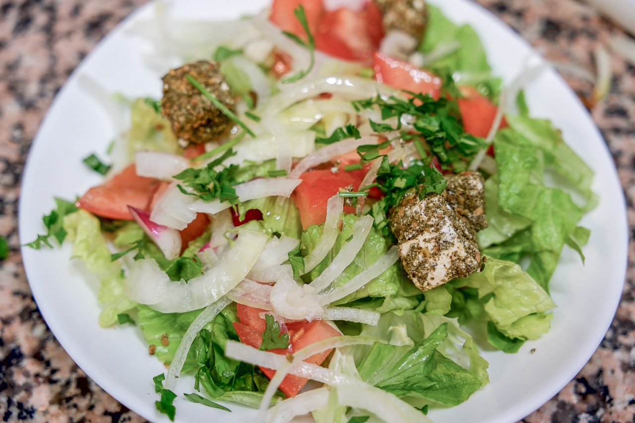 Salade libanaise de laitue, tomate, oignon et labneh au zaatar